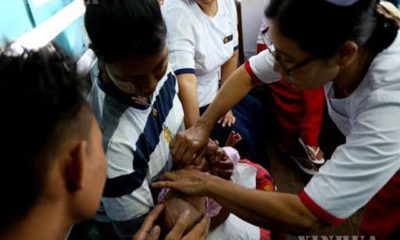 ကလေးငယ်တစ်ဦးအား ကာကွယ်ဆေးတိုက်ကျွေးနေစဉ် (ဆင်ဟွာ)