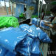 ခွဲစိတ်ခန်းသုံးဝတ်စုံများအား ချုပ်လုပ်နေသော စက်ရုံ အလုပ်သမားများအား တွေ့ရစဉ်(ဆင်ဟွာ)