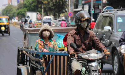 ကမ္ဘောဒီးယားနိုင်ငံ ဖနွမ်းပင်မြို့ရှိ လမ်းမတစ်နေရာတွင် နှာခေါင်းစည်းများဝတ်ဆင်၍ သွားလာနေသူများကို တွေ့ရစဉ် (ဆင်ဟွာ)