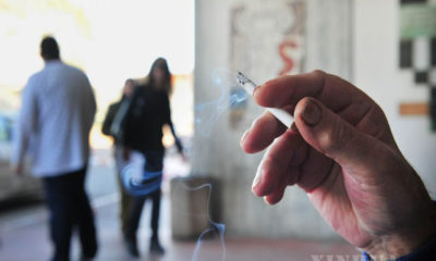 အစ္စရေးနိုင်ငံ Ashkelon ဆေးရုံပြင်ဘက်တွင် ဆေးလိပ်သောက်နေသူတစ်ဦးအား ၂၀၁၁ ခုနှစ် ဇန်နဝါရီ ၇ ရက်က တွေ့ရစဉ်(ဆင်ဟွာ)