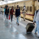 အိန္ဒိယနိုင်ငံ တစ်ဝှမ်း lockdown ပြုလုပ်ထားမှုကြောင့် နေရပ်သို့ ပြန်ရန် ရထားဘူတာသို့ ရောက်ရှိလာသည့် အလုပ်သမားများအား မေ ၈ ရက်က တွေ့ရစဉ်(ဆင်ဟွာ)