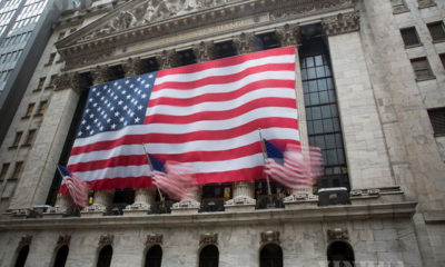 အမေရိကန်နိုင်ငံ နယူးယောက်မြို့ရှိ နယူးယောက်အိတ်ချိန်း (NYSE) ရုံးရှေ့တွင် အမေရိကန်အလံအား လွှင့်ထူထားသည်ကို ဧပြီ ၁၃ ရက်ကတွေ့ရစဉ်(ဆင်ဟွာ)