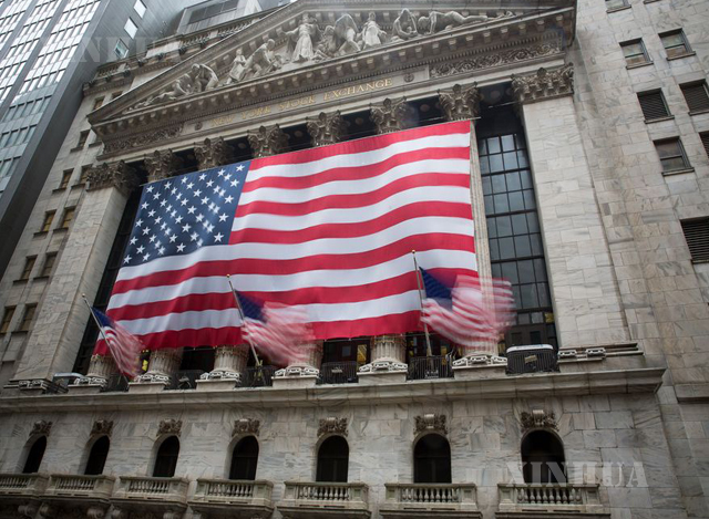 အမေရိကန်နိုင်ငံ နယူးယောက်မြို့ရှိ နယူးယောက်အိတ်ချိန်း (NYSE) ရုံးရှေ့တွင် အမေရိကန်အလံအား လွှင့်ထူထားသည်ကို ဧပြီ ၁၃ ရက်ကတွေ့ရစဉ်(ဆင်ဟွာ)