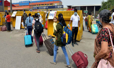 အိန္ဒိယ နိုင်ငံ နယူးဒေလီမြို့ရှိ ရထားဘူတာရုံသို့ ရောက်ရှိလာသော ခရီးသည်များအား မေ ၁၃ ရက်က တွေ့ရစဉ်(ဆင်ဟွာ)