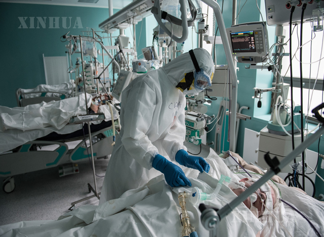 ရုရှားနိုင်ငံ မော်စကိုမြို့ရှိ အမျိုးသား ကျန်းမာရေးသုတေသနစင်တာရှိ အထူးကြပ်မတ်ဆောင်တွင် COVID-19 ရောဂါခံစားနေရသည့် လူနာတစ်ဦးကို စောင့်ရှောက်နေသည့် ကျန်းမာရေးဝန်ထမ်းအား တွေ့ရစဉ် (ဆင်ဟွာ)
