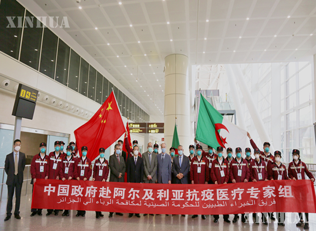 တရုတ် နိုင်ငံ မှ ကူညီထောက်ပံ့ပေးသည့် ဆေးဘက်ဆိုင်ရာ ထောက်ပံ့ရေး ပစ္စည်းများအား အယ်လ်ဂျီးရီးယား နိုင်ငံ သို့ လွှဲပြောင်းပေးအပ်နေစဉ်(ဆင်ဟွာ)