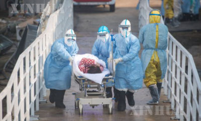 တရုတ်နိုင်ငံ ဝူဟန့်မြို့ရှိ ဟော်ဆန်ဆန်းဆေးရုံ၌ ဖေဖော်ဝါရီ ၄ ရက်တွင် ကျန်းမာရေးဝန်ထမ်းများက COVID-19 လူနာတစ်ဦအား လူနာတင်ယာဉ်မှ သယ်ထုတ်လာစဉ်(ဆင်ဟွာ)