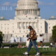 အမေရိကန်နိုင်ငံ ဝါရှင်တန်ဒီစီရှိ U.S. Capitol အဆောက်အဦအနီး နှာခေါင်းစည်းဝတ်ထားသော အမျိုးသားတစ်ဦး လမ်းလျှောက်နေသည်ကို တွေ့ရစဉ် (ဆင်ဟွာ)