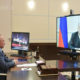 ရုရှားနိုင်ငံ သမ္မတ ဗလာဒီမာပူတင် (ဝဲ) က ဝန်ကြီးချုပ် မီခေးလ် မီရှုစတင်နှင့် ဗီဒီယိုကွန်ဖရင့်မှတစ်ဆင့် တွေ့ဆုံပြောကြားနေသည်ကို တွေ့ရစဉ် (ဆင်ဟွာ)