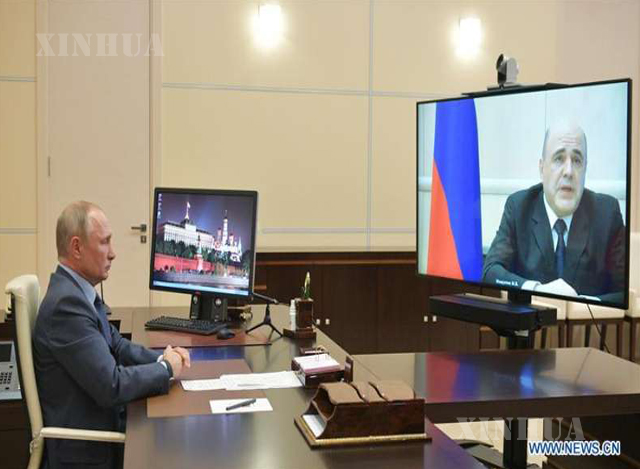 ရုရှားနိုင်ငံ သမ္မတ ဗလာဒီမာပူတင် (ဝဲ) က ဝန်ကြီးချုပ် မီခေးလ် မီရှုစတင်နှင့် ဗီဒီယိုကွန်ဖရင့်မှတစ်ဆင့် တွေ့ဆုံပြောကြားနေသည်ကို တွေ့ရစဉ် (ဆင်ဟွာ)