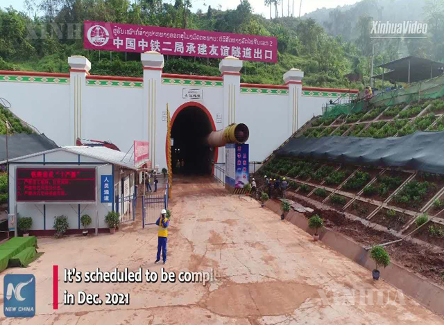 တရုတ်-လာအို ချစ်ကြည်ရေးရထားလမ်းတူးမြောင်း တည်ဆောက်ရေးလုပ်ငန်းအား တွေ့ရစဉ် (ဆင်ဟွာ)