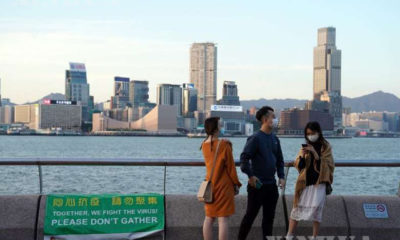 တရုတ်နိုင်ငံ တောင်ပိုင်း ဟောင်ကောင်တွင် ဗိုင်းရပ်စ်တိုက်ဖျက်ရေးနှင့် လူစုလူဝေးမပြုလုပ်ရန် သတိပေးပိုစတာ ချိတ်ဆွဲထားသည်ကို တွေ့ရစဉ် (ဆင်ဟွာ)