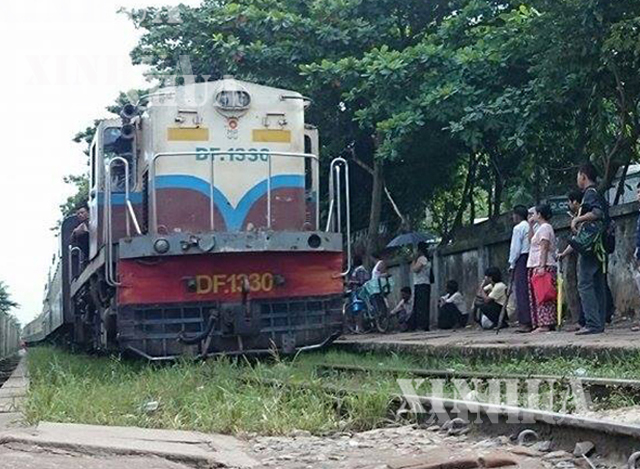 ရန်ကုန်မြို့ ရှိ မြို့ပတ်ရထားတစ်စင်းအားတွေ့ရစဉ် (ဆင်ဟွာ)