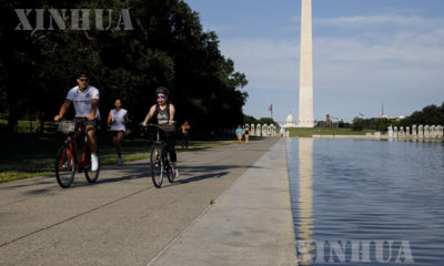 အမေရိကန်နိုင်ငံ ဝါရှင်တန်ဒီစီရှိ Lincoln Memorial Reflecting ရေကန်အနီး လူအများသွားလာနေသည်ကို တွေ့ရစဉ် (ဆင်ဟွာ)