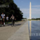 အမေရိကန်နိုင်ငံ ဝါရှင်တန်ဒီစီရှိ Lincoln Memorial Reflecting ရေကန်အနီး လူအများသွားလာနေသည်ကို တွေ့ရစဉ် (ဆင်ဟွာ)