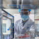 တရုတ်နိုင်ငံ ပေကျင်းမြို့တော်ရှိ China National Pharmaceutical Group (Sinopharm) ၏ ကာကွယ်ဆေး ထုတ်လုပ်ရေးစက်ရုံတစ်ခုတွင် COVID-19 inactivated ကာကွယ်ဆေး နမူနာထုတ်လုပ်နေသည်ကို တွေ့ရစဉ် (ဆင်ဟွာ)