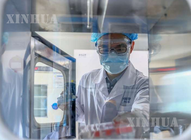 တရုတ်နိုင်ငံ ပေကျင်းမြို့တော်ရှိ China National Pharmaceutical Group (Sinopharm) ၏ ကာကွယ်ဆေး ထုတ်လုပ်ရေးစက်ရုံတစ်ခုတွင် COVID-19 inactivated ကာကွယ်ဆေး နမူနာထုတ်လုပ်နေသည်ကို တွေ့ရစဉ် (ဆင်ဟွာ)