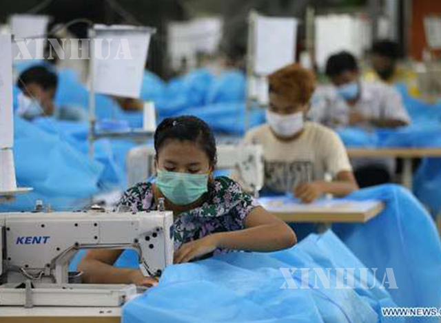 အထည်ချုပ်စက်ရုံတစ်ခုတွင် အလုပ်လုပ်နေသူများအားတွေ့ရစဉ် (ဆင်ဟွာ)