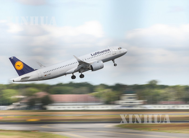 ဂျာမဏီနိုင်ငံ ဘာလင်မြို့၌ ပျံသန်းနေသည့် Lufthansa လေယာဉ်တစ်စင်းအား မေလအတွင်းက တွေ့ရစဉ်(ဆင်ဟွာ)