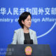 တရုတ် နိုင်ငံ နိုင်ငံခြားရေးဝန်ကြီးဌာန ပြောရေးဆိုခွင့်ရှိသူ ဟွာချွန်းရင် အား မြင်တွေ့ရစဉ် (ဓာတ်ပုံ-တရုတ်နိုင်ငံခြားရေးဝန်ကြီးဌာန)