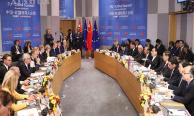 တရုတ်နိုင်ငံ ဝန်ကြီးချုပ် လီခဲ့ချန်အား ၂၁ ကြိမ်မြောက် တရုတ်-အီးယူ ခေါင်းဆောင်များ အစည်းအဝေး တက်ရောက်နေသည်ကို တွေ့ရစဉ် (ဆင်ဟွာ)