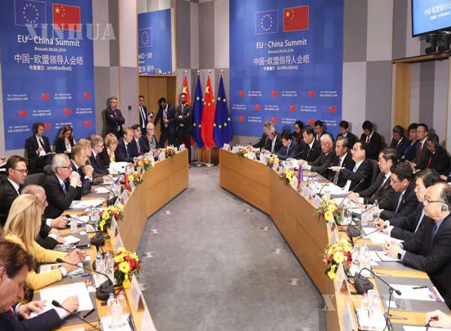 တရုတ်နိုင်ငံ ဝန်ကြီးချုပ် လီခဲ့ချန်အား ၂၁ ကြိမ်မြောက် တရုတ်-အီးယူ ခေါင်းဆောင်များ အစည်းအဝေး တက်ရောက်နေသည်ကို တွေ့ရစဉ် (ဆင်ဟွာ)