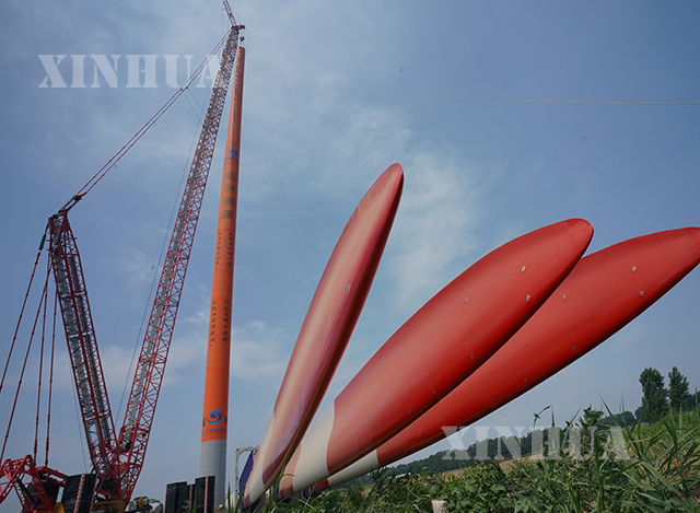 တရုတ်နိုင်ငံ ဟဲပေပြည်နယ် ချန်းလီခရိုင် လွမ်ဟော်မြစ်ဝ လေအားလျှပ်စစ်စီမံကိန်း ဒုတိယကာလ လုပ်ငန်းစဉ်များ စတင်နေသည်ကို ဇွန် ၂၀ ရက်တွင် တွေ့ရစဉ် (ဆင်ဟွာ)