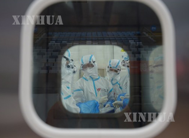 ပေကျင်းမြို့ Daxing ခရိုင်ရှိ လေအိတ်သုံး COVID-19 ဓာတ်ခွဲခန်း နှင့် ဓာတ်ခွဲခန်းအတွင်း လုပ်ကိုင်နေကြသော ဝန်ထမ်းများအား တွေ့ရစဉ်(ဆင်ဟွာ)