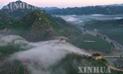 တရုတ်နိုင်ငံ မြောက်ပိုင်း ဟဲပေပြည်နယ် Qianxi နယ်မြေရှိ တိမ်စိုင်များကြားက မဟာတံတိုင်းမြင်ကွင်းအား တွေ့ရစဉ် (ဆင်ဟွာ)