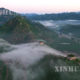 တရုတ်နိုင်ငံ မြောက်ပိုင်း ဟဲပေပြည်နယ် Qianxi နယ်မြေရှိ တိမ်စိုင်များကြားက မဟာတံတိုင်းမြင်ကွင်းအား တွေ့ရစဉ် (ဆင်ဟွာ)