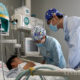 တရုတ်နိုင်ငံ အလယ်ပိုင်း ဟဲနန်ပြည်နယ် ကျန်းကျိုးမြို့ရှိ Third People’s Hospital ရှိ အထူးကြပ်မတ်ဆောင်တစ်ခုတွင် လူနာအား စောင့်ရှောက်နေသည့် သူနာပြုများအား တွေ့ရစဉ် (ဆင်ဟွာ)