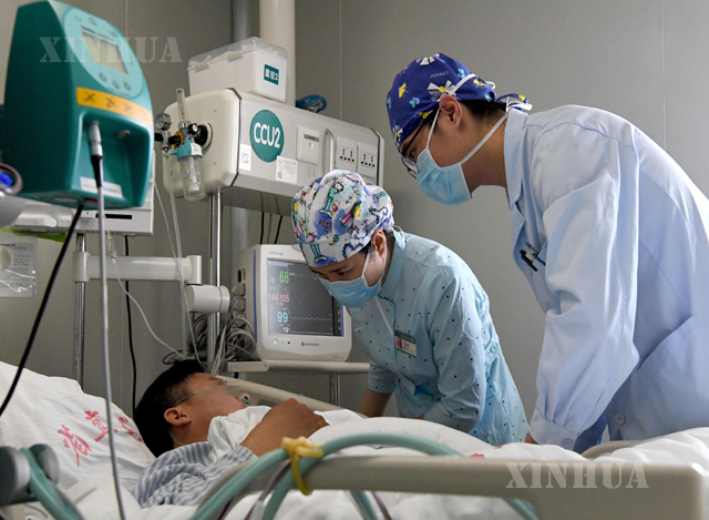 တရုတ်နိုင်ငံ အလယ်ပိုင်း ဟဲနန်ပြည်နယ် ကျန်းကျိုးမြို့ရှိ Third People’s Hospital ရှိ အထူးကြပ်မတ်ဆောင်တစ်ခုတွင် လူနာအား စောင့်ရှောက်နေသည့် သူနာပြုများအား တွေ့ရစဉ် (ဆင်ဟွာ)