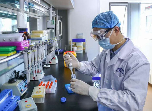 တရုတ်နိုင်ငံ အမျိုးသား ဆေးဝါးထုတ်လုပ်ရေးလုပ်ငန်းစု၏ ကာကွယ်ဆေးထုတ်လုပ်ရေးစက်ရုံတစ်ခုတွင် COVID-19 ရောဂါကာကွယ်ဆေး inactivated vaccine နမူနာ စမ်းသပ်နေသည်ကို တွေ့ရစဉ် (ဆင်ဟွာ)