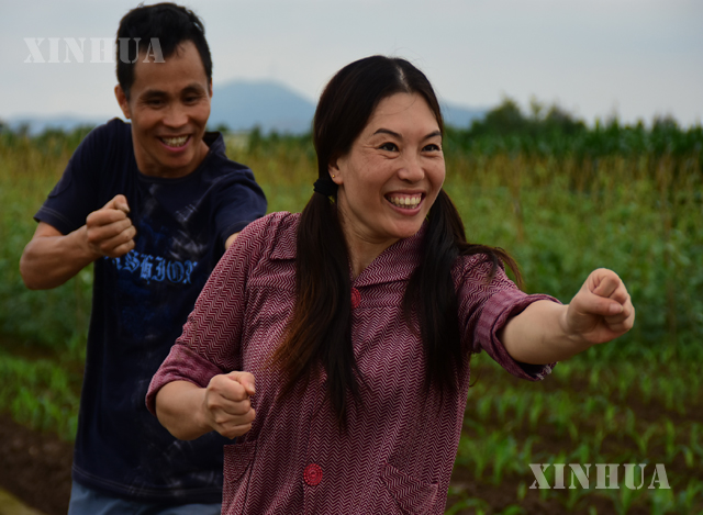 တရုတ်နိုင်ငံ အရှေ့ပိုင်း ကျဲ့ကျန်းပြည်နယ် မာယွီမြို့နယ် ရှားအောက်ကျေးရွာတွင် ပျော်ရွှင်စွာကခုန်နေသည့် လယ်သမားဇနီးမောင်နှံနှင့် ၎င်းတို့၏ မိသားစုဝင်များအား တွေ့ရစဉ် (ဆင်ဟွာ)