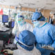 တရုတ်နိုင်ငံ ဟူပေပြည်နယ် ဝူဟန့်မြို့ရှိ ဆေးရုံကြီးတွင် COVID-19 တိုက်ဖျက်ရေးအတွက် ကြိုးပမ်းဆောင်ရွက်နေကြသည့် ဆေးဝန်ထမ်းများအား ဖေဖော်ဝါရီ ၂၂ ရက်က တွေ့ရစဉ်(ဆင်ဟွာ)