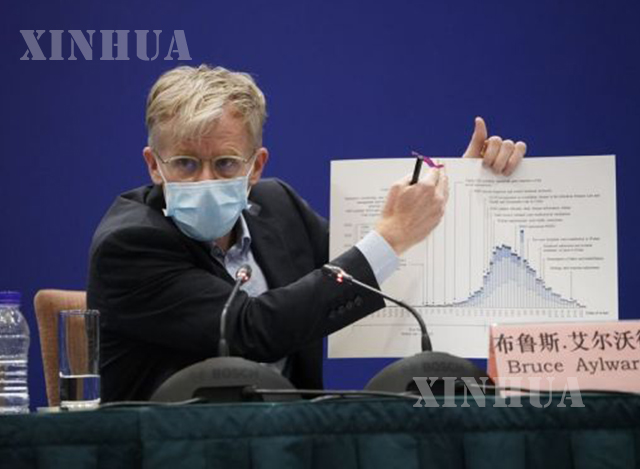 ကမ္ဘာကျန်းမာရေးအဖွဲ့(WHO) မှ ကူးစက်ရောဂါတိုက်ဖျက်ရေး ကျွမ်းကျင်ပညာရှင်အဖွဲ့ခေါင်းဆောင် Bruce Aylward က ဖေဖော်ဝါရီ ၂၄ ရက်တွင် ပေကျင်းမြို့၌ ပြုလုပ်သည့် WHO-တရုတ် ပူးပေါင်းအဖွဲ့၏ သတင်းစာရှင်းလင်းပွဲတွင် ဖြေကြားနေစဉ်(ဆင်ဟွာ)