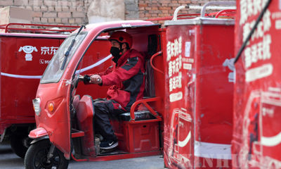 တရုတ်နိုင်ငံတွင် COVID-19 တိုက်ဖျက်ရေးအတွက် တိတ်တဆိတ်နောက်ကွယ်မှ ပံ့ပိုးကူညီဆောင်ရွက်နေကြသည့် အလုပ်သမားဝန်ထမ်းများအား တွေ့ရစဉ် (ဆင်ဟွာ)