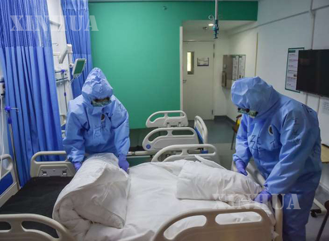 တရုတ်နိုင်ငံ မြို့တော် ပေကျင်းရှိ ရှောင်ထန်းဆန်းဆေးရုံတွင် COVID-19 လူနာများအားလုံး ပျောက်ကင်းသွားပြီဖြစ်၍ လူနာဆောင်အား ရှင်းလင်းနေသည်ကို ဧပြီ ၂၈ ရက်က တွေ့ရစဉ် (ဆင်ဟွာ)
