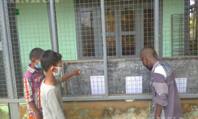 ရန်ကုန်တိုင်းဒေသကြီး ဒလမြို့နယ်၊ အမှတ် ၁၉ အခြေခံပညာမူလတန်းကျောင်း တွင် နှာခေါင်းစည်းဖြင့် အောင်စာရင်းကြည့်နေသူ ကလေးငယ်တစ်ချို့ အားတွေ့ရစဉ် (ဆင်ဟွာ)