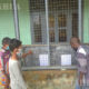 ရန်ကုန်တိုင်းဒေသကြီး ဒလမြို့နယ်၊ အမှတ် ၁၉ အခြေခံပညာမူလတန်းကျောင်း တွင် နှာခေါင်းစည်းဖြင့် အောင်စာရင်းကြည့်နေသူ ကလေးငယ်တစ်ချို့ အားတွေ့ရစဉ် (ဆင်ဟွာ)