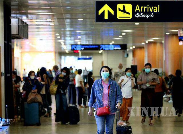 ရန်ကုန်အပြည်ပြည်ဆိုင်ရာ လေဆိပ်၌ နှာခေါင်းစည်း တပ်ဆင်သွားလာသူများအား မတ်လအတွင်းက တွေ့ရစဉ်(ဆင်ဟွာ)