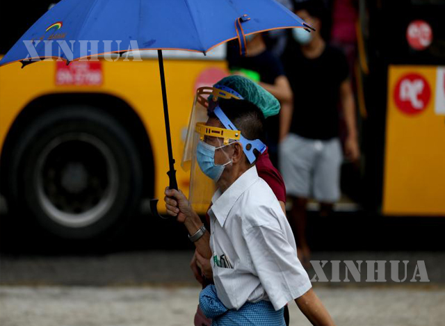 ရန်ကုန်မြို့၌ နှာခေါင်းစည်း နှင့် အကာအကွယ်များ တပ်ဆင်သွားလာသူများအား တွေ့ရစဉ်(ဆင်ဟွာ)