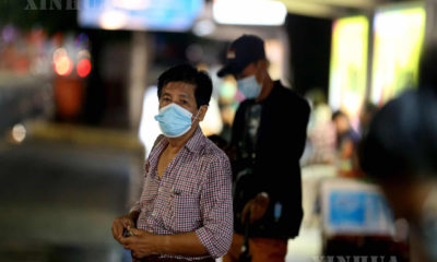 ရန်ကုန်မြို့ရှိဘတ်စ်ကားမှတ်တိုင်တစ်ခုတွင် နှာခေါင်းစည်း တပ်ဆင်၍ ဘတ်စ်ကားစောင့်ဆိုင်းနေသူများအားတွေ့ရစဉ်(ဆင်ဟွာ)