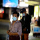 ရန်ကုန်မြို့ရှိဘတ်စ်ကားမှတ်တိုင်တစ်ခုတွင် နှာခေါင်းစည်း တပ်ဆင်၍ ဘတ်စ်ကားစောင့်ဆိုင်းနေသူများအားတွေ့ရစဉ်(ဆင်ဟွာ)