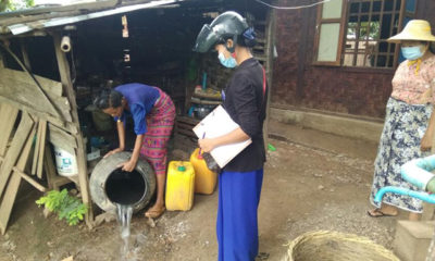 မန္တလေးတိုင်းဒေသကြီး ပုသိမ်ကြီးမြို့နယ်အတွင်း သွေးလွန်တုပ်ကွေး ကာကွယ်နှိမ်နင်းရေး “ဖုံး၊ သွန်၊ တိုက်ချွတ်၊ လဲ၊ စစ်” လုပ်ငန်းများ ဆောင်ရွက်နေမှုအား တွေ့ရစဉ်(ဓာတ်ပုံ - Myanmar CDC - ပြည်သူ့ကျန်းမာရေးဦးစီးဌာန)