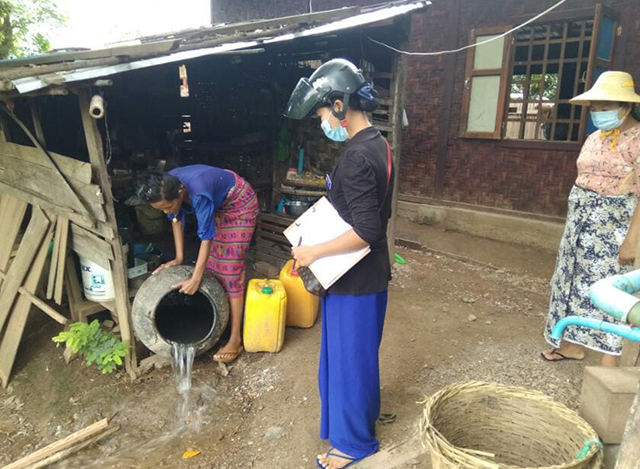 မန္တလေးတိုင်းဒေသကြီး ပုသိမ်ကြီးမြို့နယ်အတွင်း သွေးလွန်တုပ်ကွေး ကာကွယ်နှိမ်နင်းရေး “ဖုံး၊ သွန်၊ တိုက်ချွတ်၊ လဲ၊ စစ်” လုပ်ငန်းများ ဆောင်ရွက်နေမှုအား တွေ့ရစဉ်(ဓာတ်ပုံ - Myanmar CDC - ပြည်သူ့ကျန်းမာရေးဦးစီးဌာန)