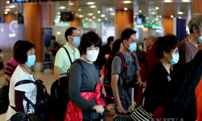 ရန်ကုန် အပြည်ပြည်ဆိုင်ရာ လေဆိပ်၌ နိုင်ငံခြား ခရီးသည်များအား တွေ့ရစဉ်(ဆင်ဟွာ)