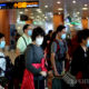 ရန်ကုန် အပြည်ပြည်ဆိုင်ရာ လေဆိပ်၌ နိုင်ငံခြား ခရီးသည်များအား တွေ့ရစဉ်(ဆင်ဟွာ)