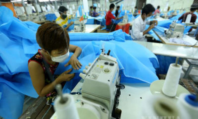 အထည်ချုပ်စက်ရုံ တစ်ရုံရှိ အလုပ်သမားအချို့ကို တွေ့ရစဉ် (ဆင်ဟွာ)