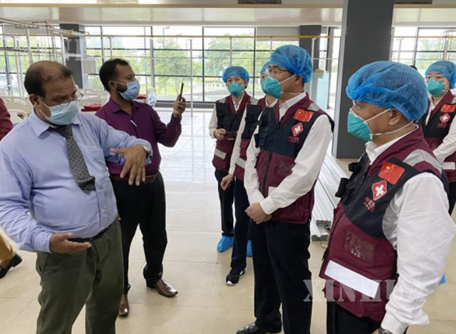 ဘင်္ဂလားဒေ့ရှ်နိုင်ငံ ဒါကာမြို့ရှိ COVID-19 ရောဂါ စောင့်ကြပ်ကြည့်ရှုရေးဆေးရုံ(ယာယီကျန်းမာရေးစင်တာ)တစ်ခုသို့ ဇွန် ၁၃ ရက်တွင် တရုတ်ဆေးဘက်ဆိုင်ရာ ကျွမ်းကျင်ပညာရှင်များ သွားရောက်ခဲ့စဉ်(ဆင်ဟွာ)